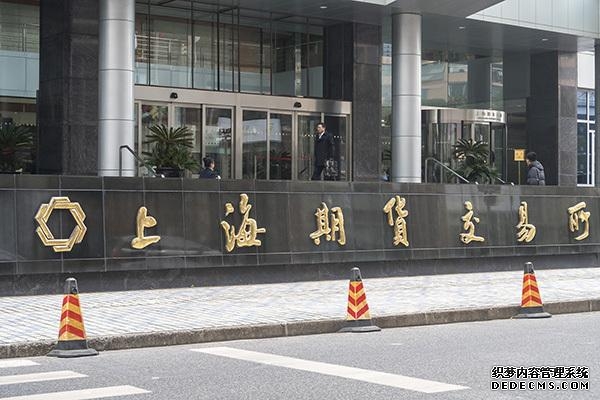 原油交易提醒：美原油库存连续累积叠加产油国维持高供应策略油价维持震荡下行